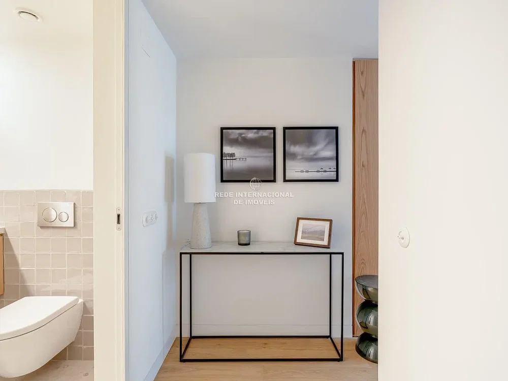 Toilettes; parquet, lumière naturelle