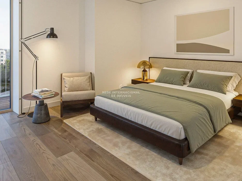 Slaapkamer; houten vloer, natuurlijk licht