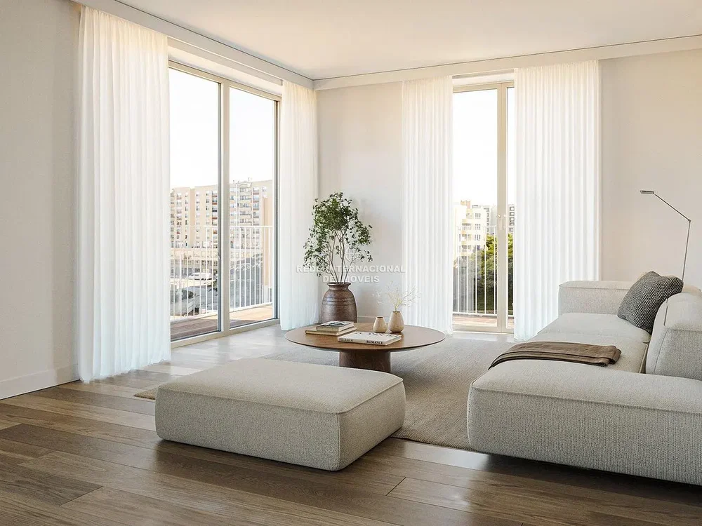 Sala de estar; chão de madeira, luz natural, estilo moderno