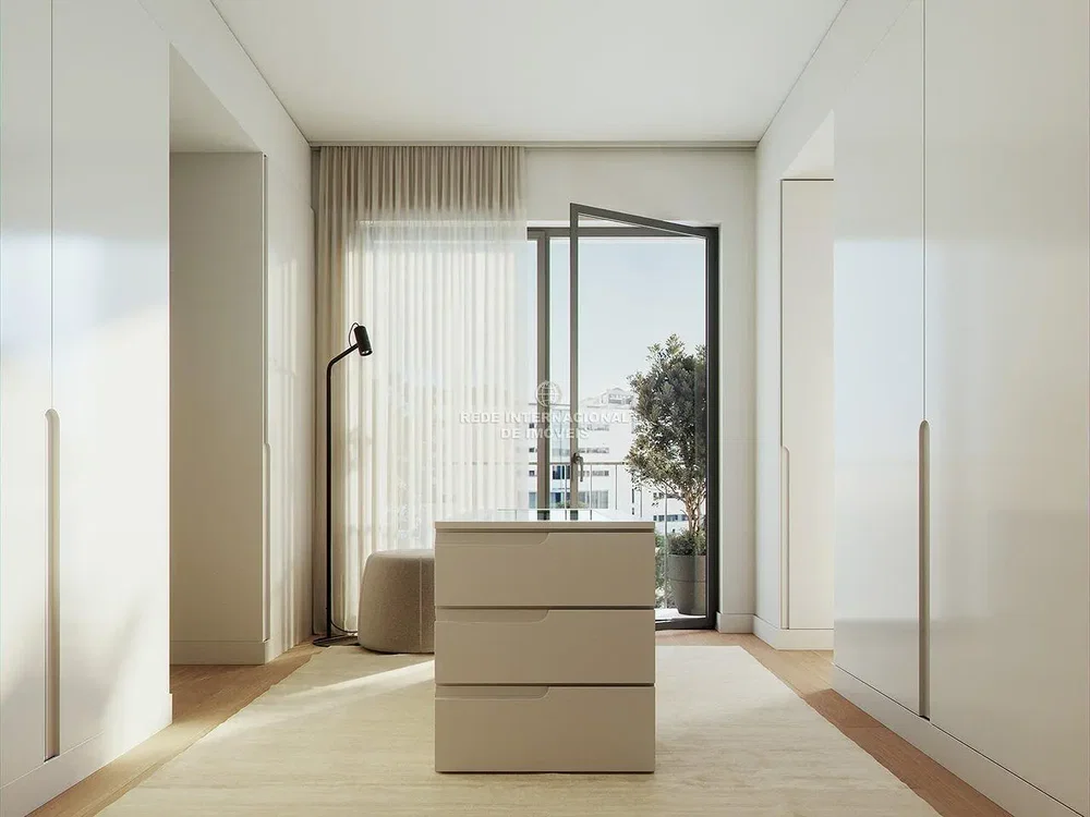 Schlafzimmer; holzboden, tageslicht, moderner stil