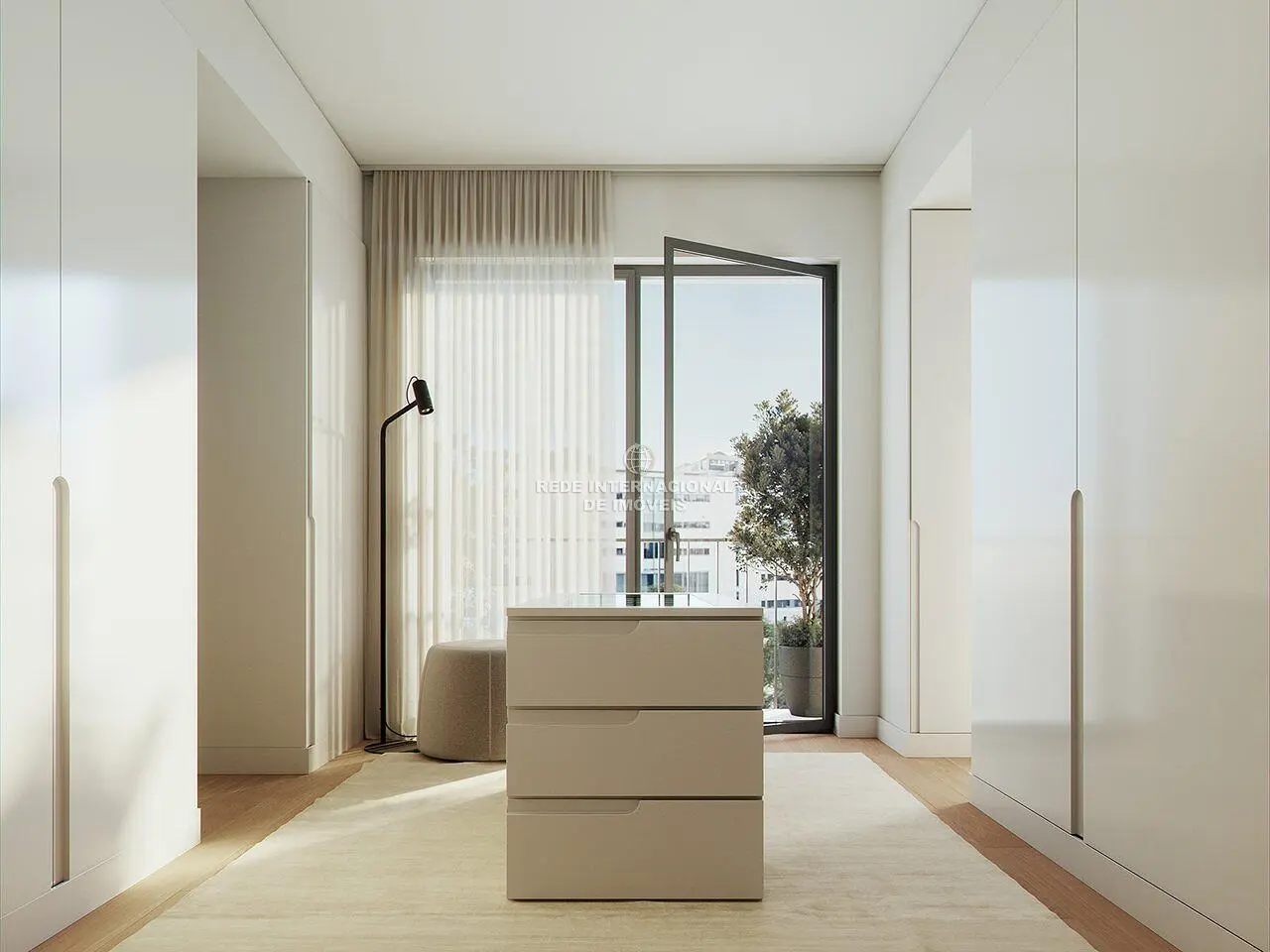 Schlafzimmer; holzboden, tageslicht, moderner stil