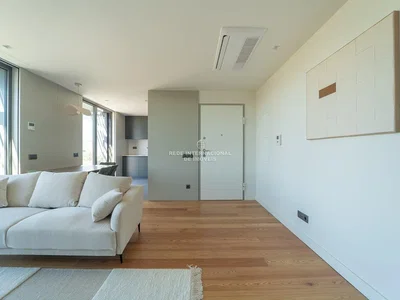 Salon; parquet, lumière naturelle, style moderne