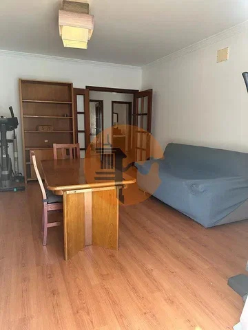 Sala de estar; chão de madeira, luz natural