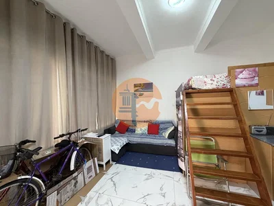 Ložnice; dřevěná podlaha, dlažba, přirozené světlo, nutná rekonstrukce