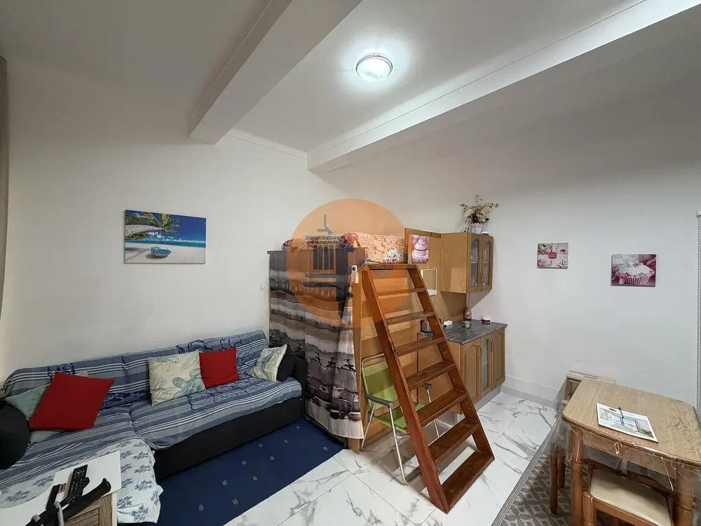 Obývací pokoj; dřevěná podlaha, dlažba, přirozené světlo