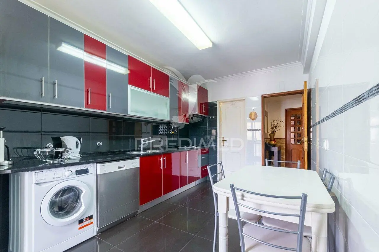 Cuisine; électroménager, carrelage, lumière naturelle