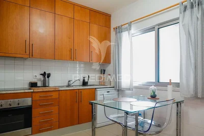 مطبخ; أجهزة المطبخ, ضوء طبيعي, أرضية من البلاط