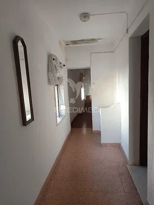 Autre; nécessite rénovation, lumière naturelle