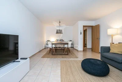 Wohnzimmer; fliesenboden, tageslicht, moderner stil