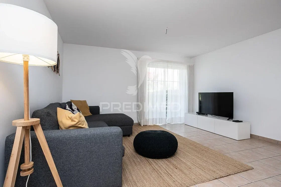 Wohnzimmer; fliesenboden, tageslicht