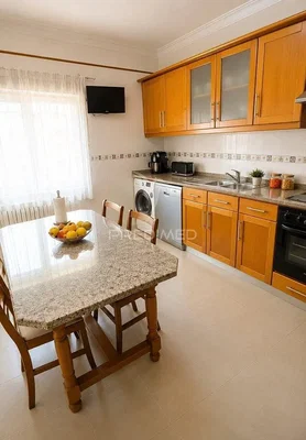 Кухиња; плочице, кухињски апарати, природно светло