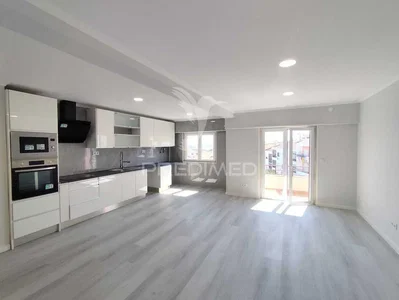 Cuisine; électroménager, lumière naturelle, parquet