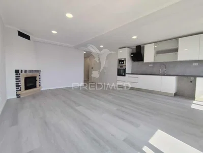 Salon; électroménager, cheminée, lumière naturelle, style moderne, rénové