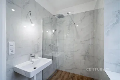 Salle de bain; carrelage, rénové, lumière naturelle