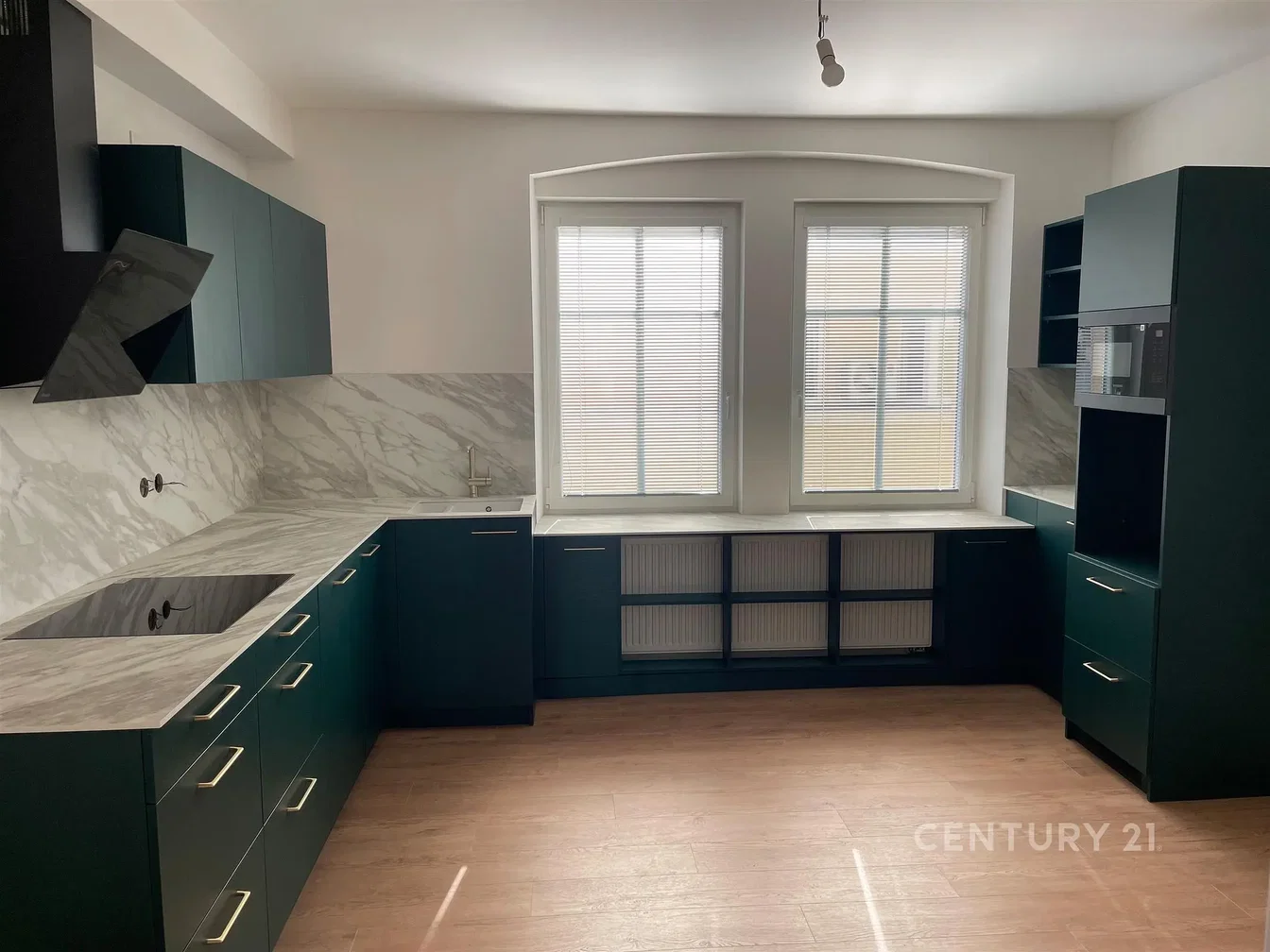 Cuisine; électroménager, lumière naturelle, rénové, carrelage