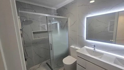 Banyo; fayans zemin, tadilatlı, doğal ışık