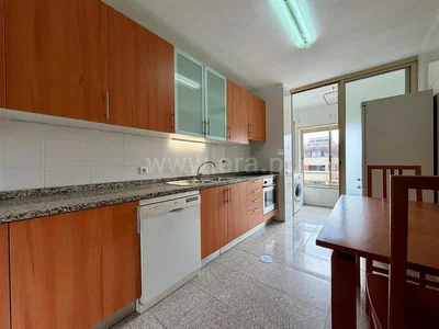 مطبخ; أجهزة المطبخ, أرضية من البلاط, ضوء طبيعي