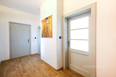 Altro; pavimento in legno, luce naturale