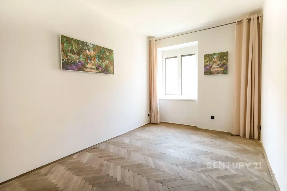 Altro; pavimento in legno, luce naturale