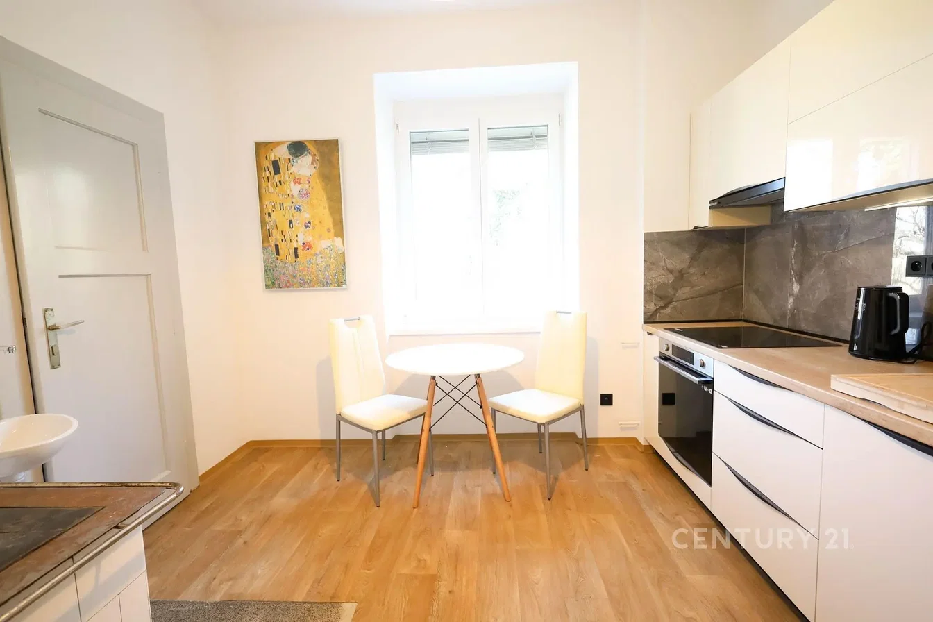 Cucina; elettrodomestici, pavimento in legno, luce naturale