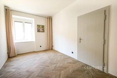 Altro; pavimento in legno, luce naturale