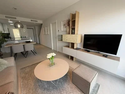 Woonkamer; natuurlijk licht, moderne stijl, tegelvloer
