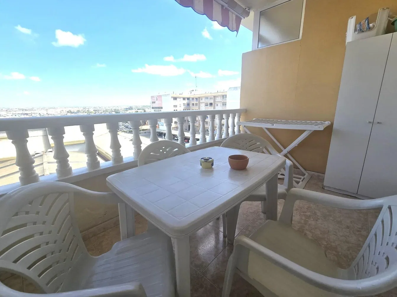 Balcon; vue, lumière naturelle, carrelage