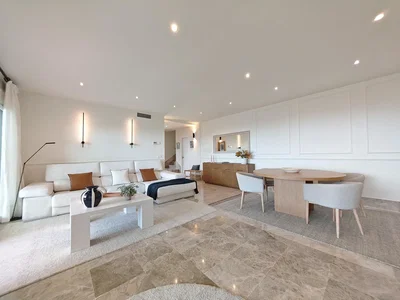 Sala de estar; luz natural, chão de azulejo, estilo moderno, renovado