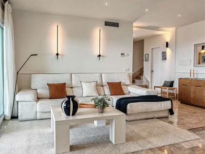 Sala de estar; luz natural, estilo moderno, chão de madeira