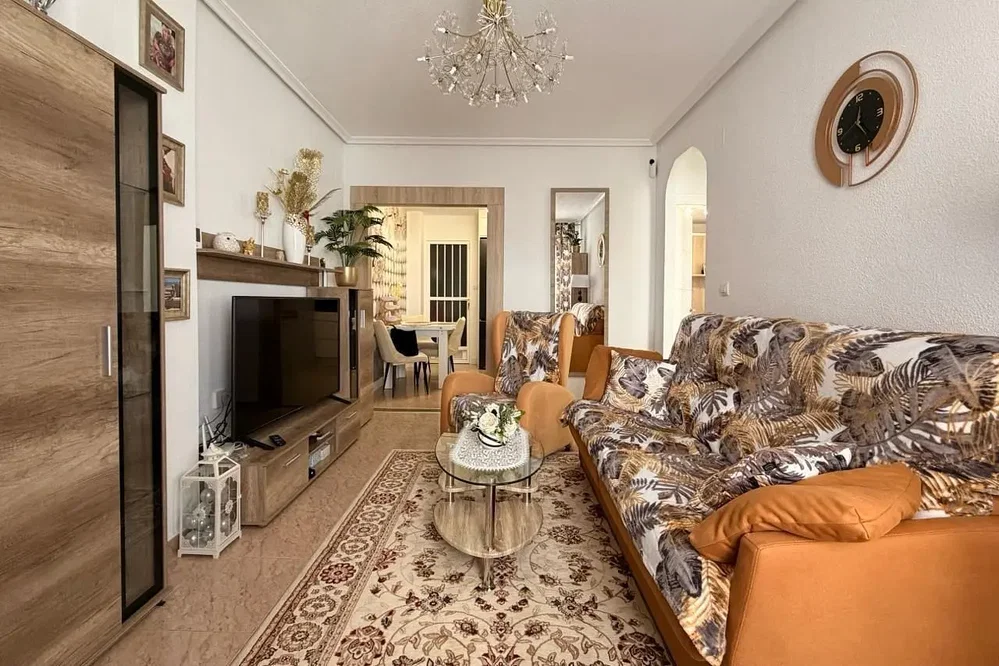 Salon; lumière naturelle, parquet, style rustique