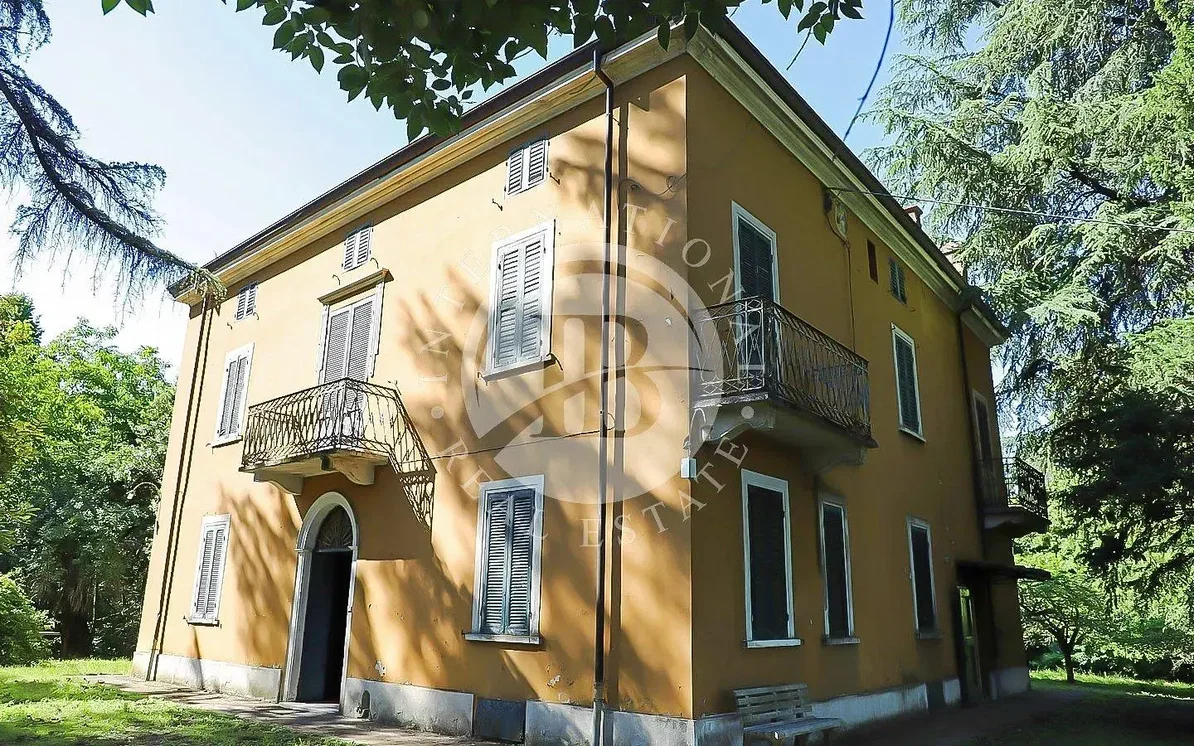 House and surroundings