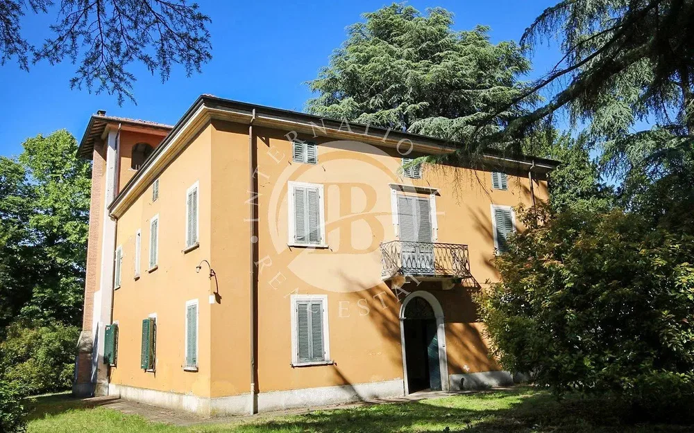 House and surroundings