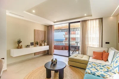 Oturma odası; doğal ışık, modern stil, ahşap zemin