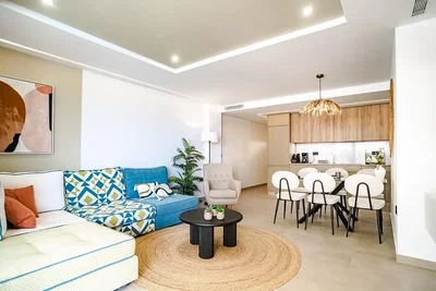 Oturma odası; doğal ışık, modern stil, ahşap zemin