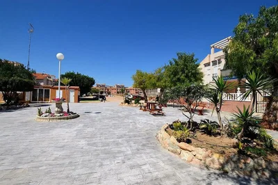 Kuća i okolina; prirodna svjetlost, pločice