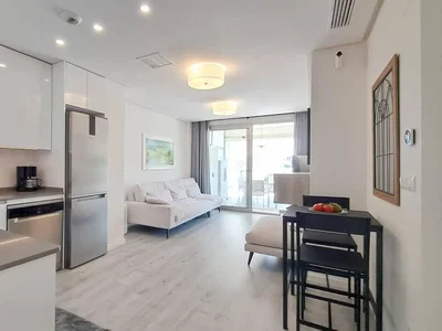 Salon; électroménager, parquet, lumière naturelle, style moderne