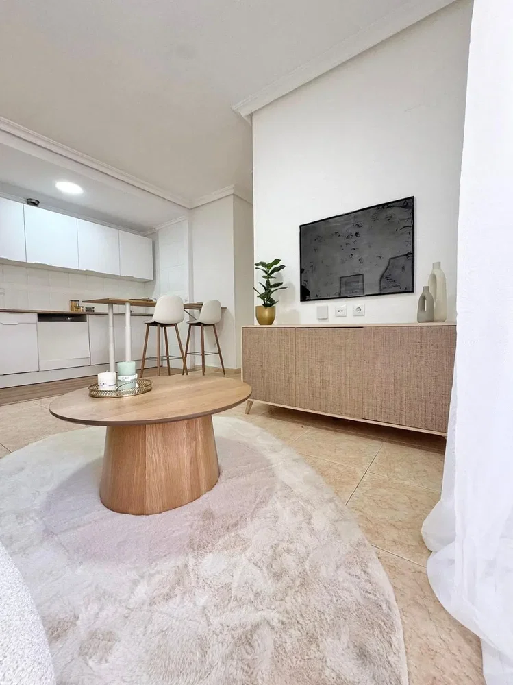 Salon; parquet, carrelage, lumière naturelle, style moderne, électroménager