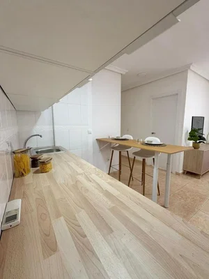 Cuisine; électroménager, parquet, lumière naturelle, style moderne