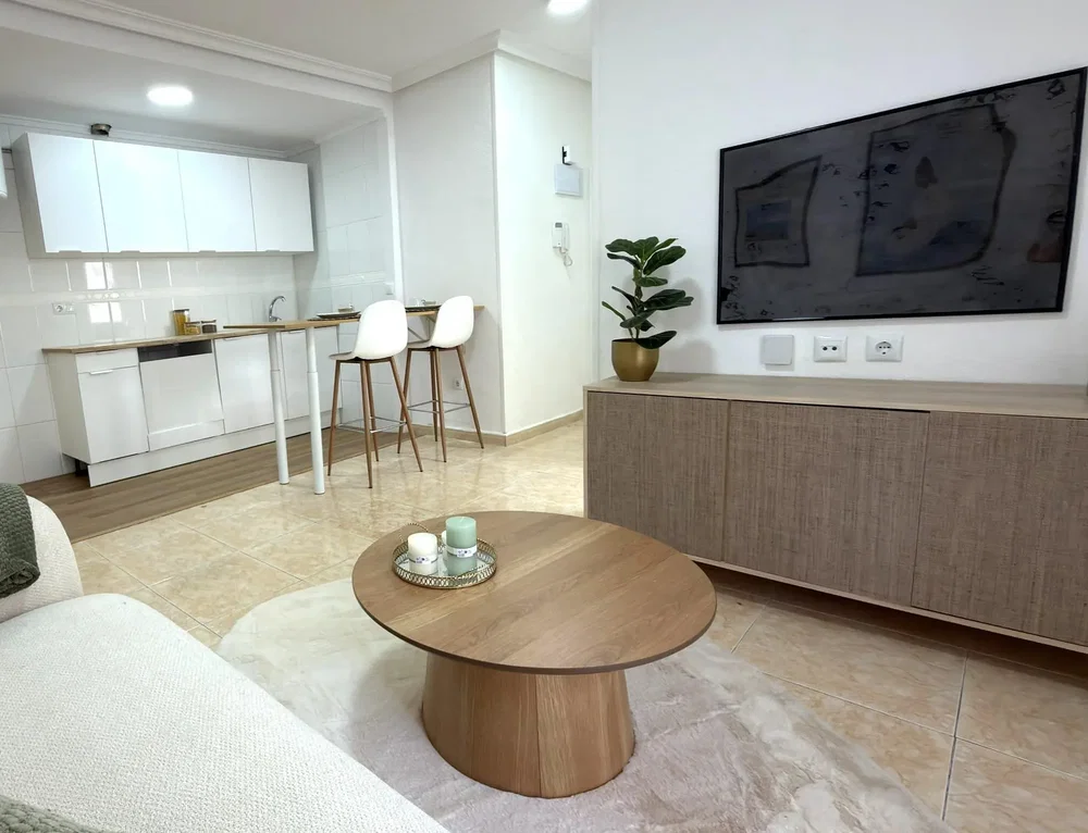 Salon; électroménager, parquet, carrelage, lumière naturelle, style moderne