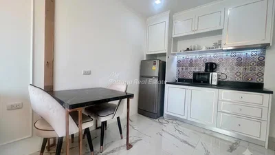 Cuisine; électroménager, carrelage, lumière naturelle