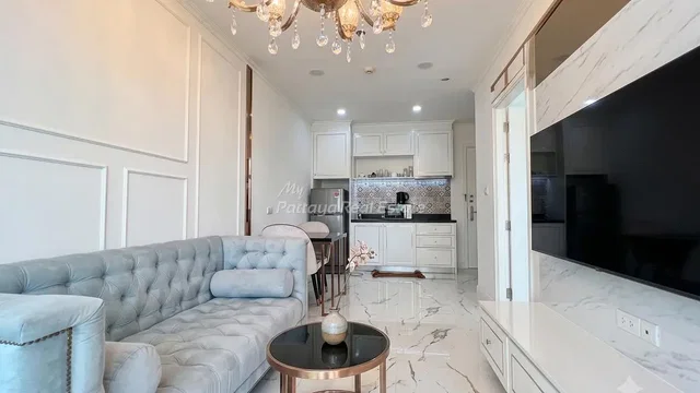 Salon; style moderne, rénové, lumière naturelle, poutres en bois, hauteur sous plafond