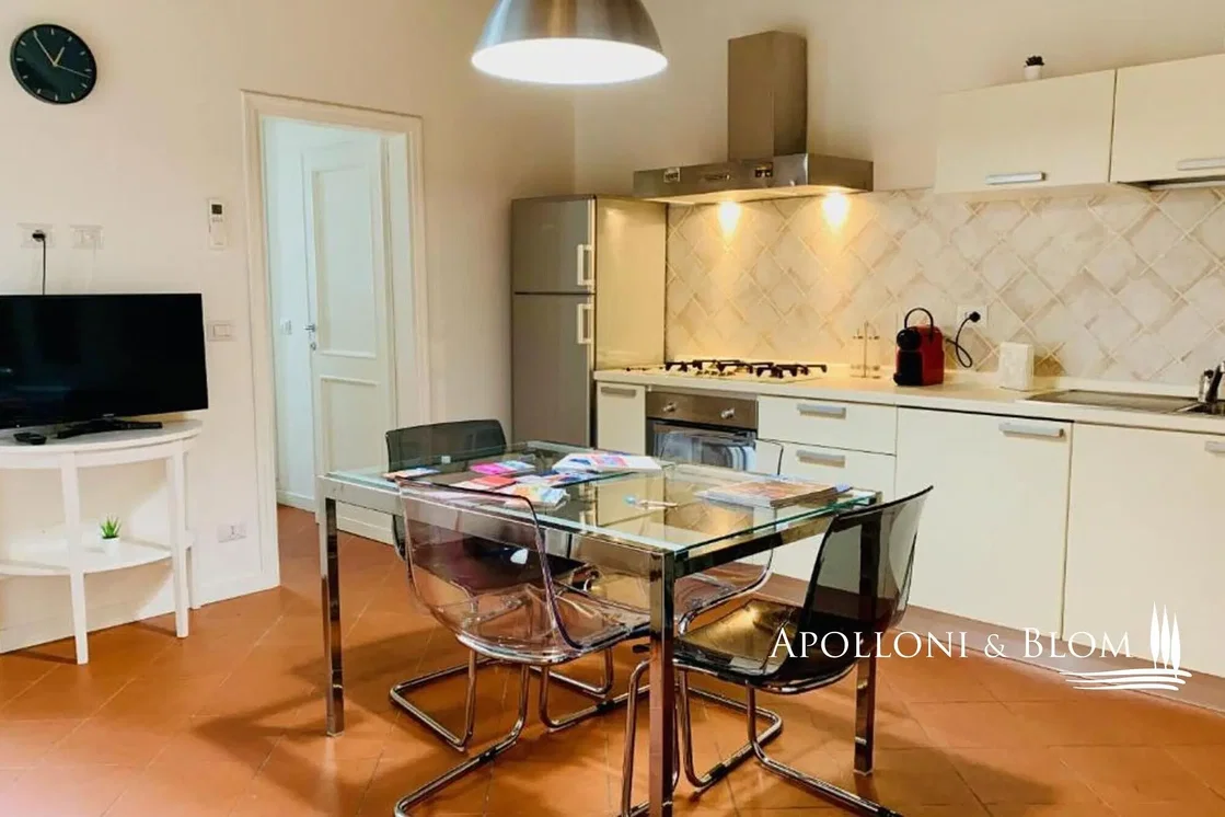 Cuisine; électroménager, carrelage, lumière naturelle, style moderne