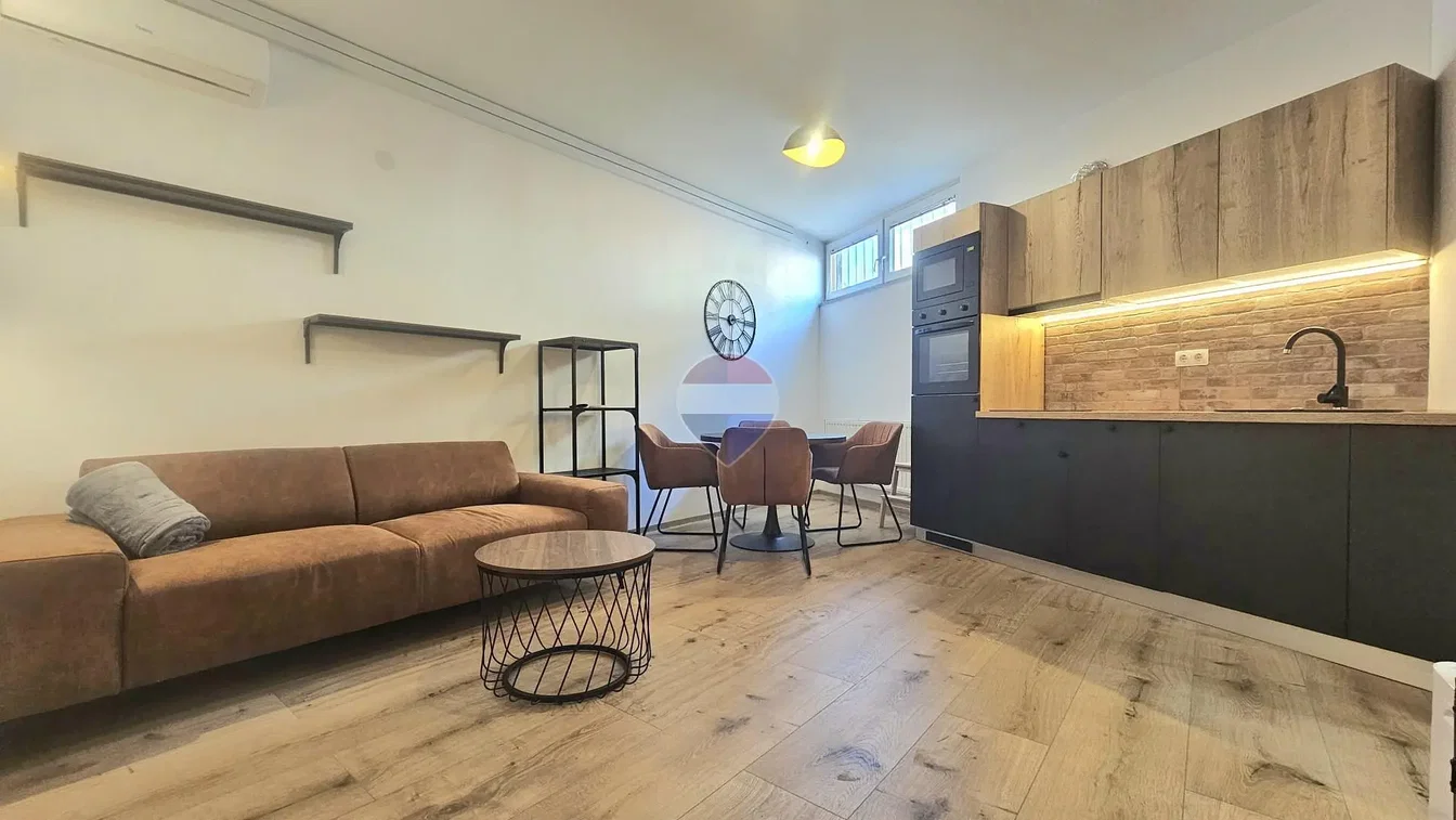 Wohnzimmer; holzboden, tageslicht, moderner stil, küchengeräte