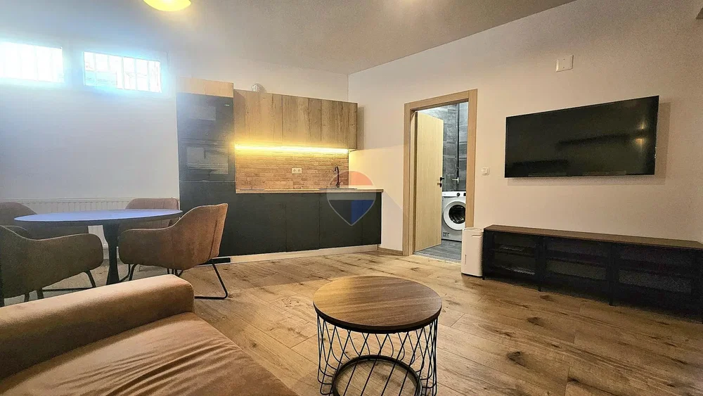 Wohnzimmer; holzboden, tageslicht, moderner stil, küchengeräte
