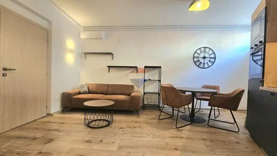 Wohnzimmer; holzboden, tageslicht