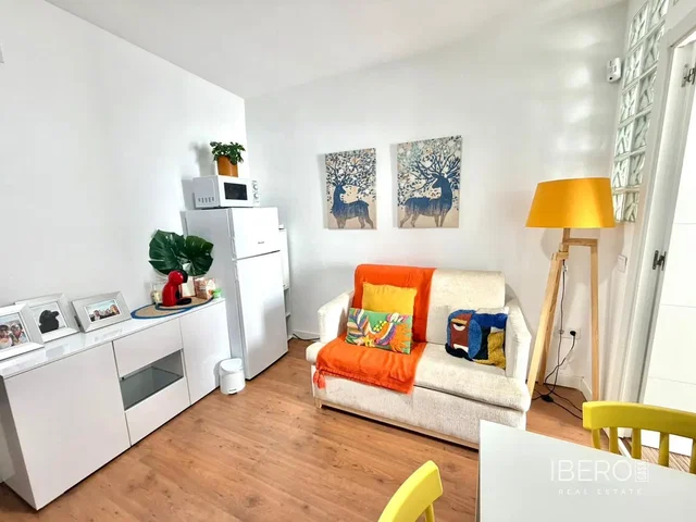 Salon; parquet, lumière naturelle, style moderne