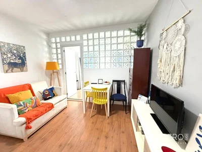 Salon; parquet, lumière naturelle, style moderne