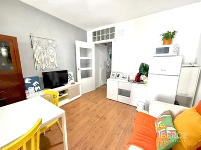 Salon; électroménager, parquet, lumière naturelle, style moderne