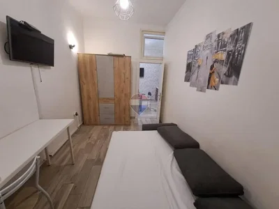 Spálňa; drevená podlaha, prirodzené svetlo