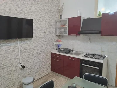 Kuchyňa; kuchynské spotrebiče, dlažba, drevená podlaha, prirodzené svetlo